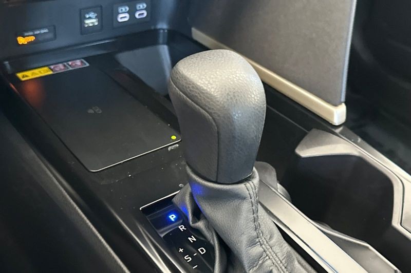 Toyota Camry Vehicle Full-screen Gallery Image 20