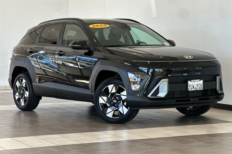 Hyundai Kona Vehicle Full-screen Gallery Image 02