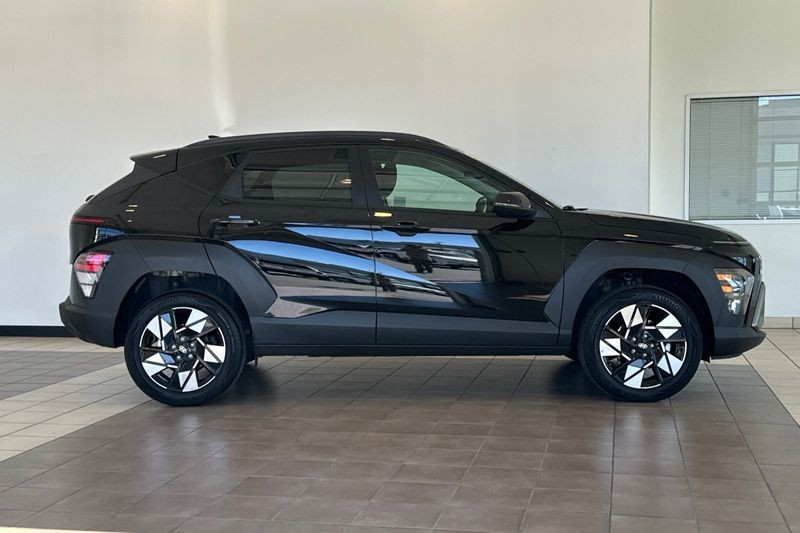 Hyundai Kona Vehicle Full-screen Gallery Image 03