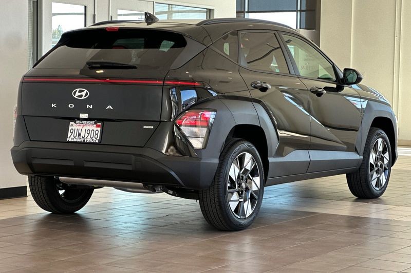 Hyundai Kona Vehicle Full-screen Gallery Image 04