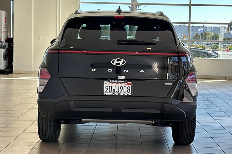 Hyundai Kona Vehicle Full-screen Gallery Image 05