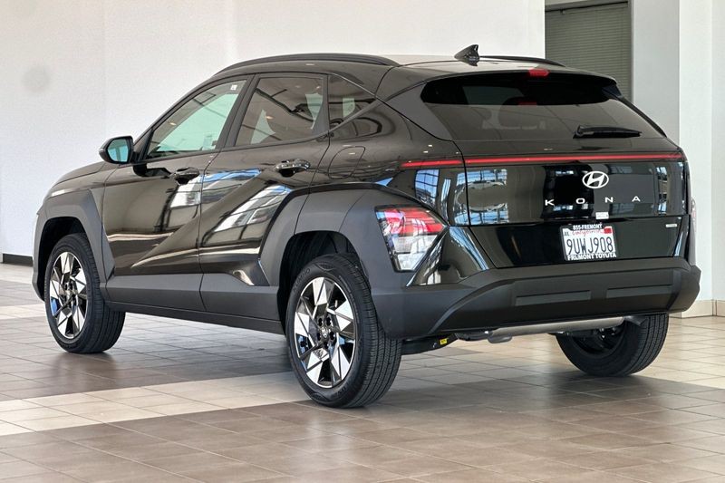 Hyundai Kona Vehicle Full-screen Gallery Image 06