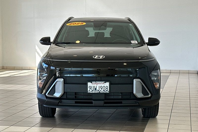 Hyundai Kona Vehicle Full-screen Gallery Image 09