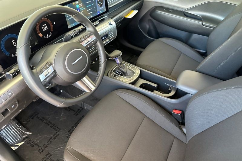 Hyundai Kona Vehicle Full-screen Gallery Image 10