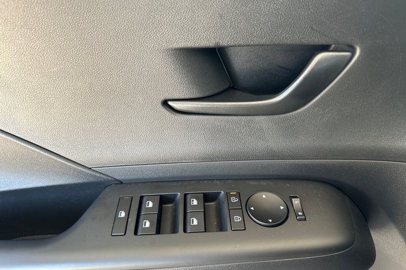 Hyundai Kona Vehicle Full-screen Gallery Image 11