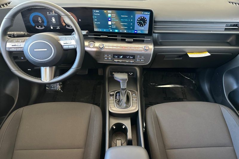 Hyundai Kona Vehicle Full-screen Gallery Image 13