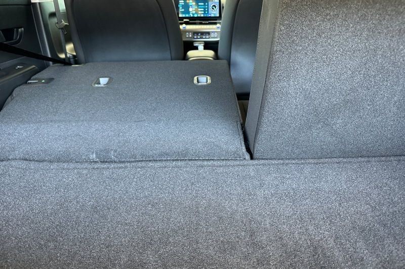 Hyundai Kona Vehicle Full-screen Gallery Image 15