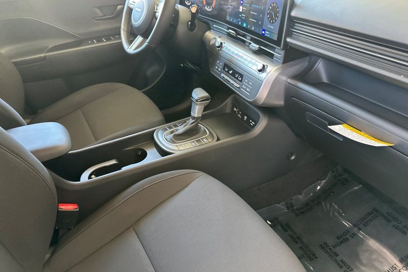 Hyundai Kona Vehicle Full-screen Gallery Image 16