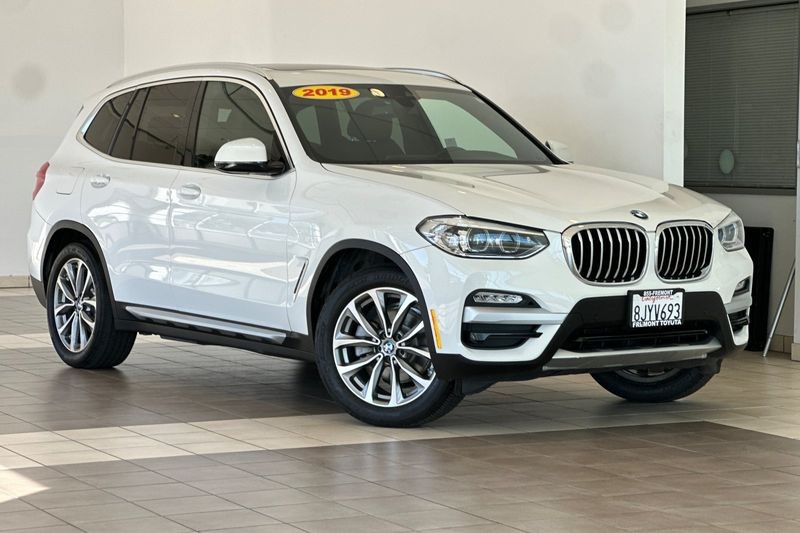 BMW X3 Vehicle Full-screen Gallery Image 02