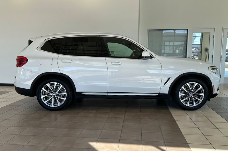 BMW X3 Vehicle Full-screen Gallery Image 03