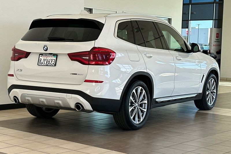 BMW X3 Vehicle Full-screen Gallery Image 04
