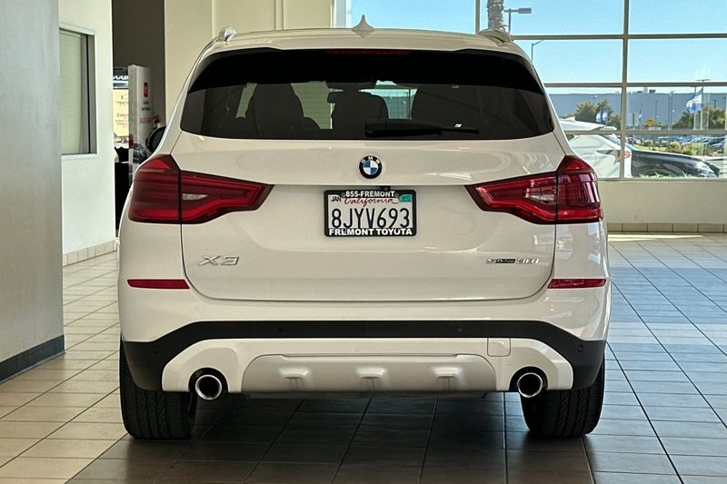 BMW X3 Vehicle Full-screen Gallery Image 05