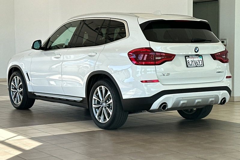BMW X3 Vehicle Full-screen Gallery Image 06