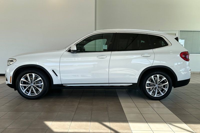 BMW X3 Vehicle Full-screen Gallery Image 07