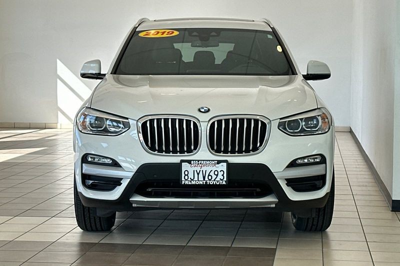BMW X3 Vehicle Full-screen Gallery Image 09