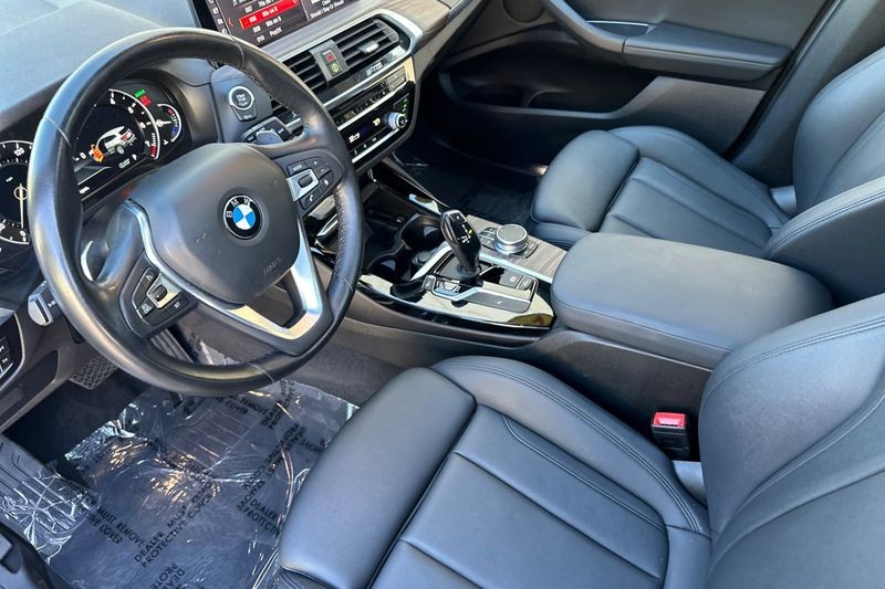 BMW X3 Vehicle Full-screen Gallery Image 10