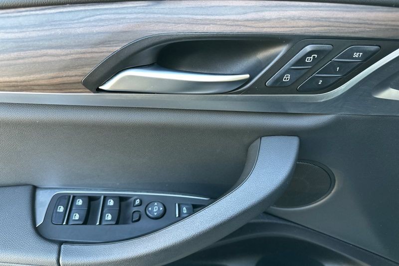 BMW X3 Vehicle Full-screen Gallery Image 11