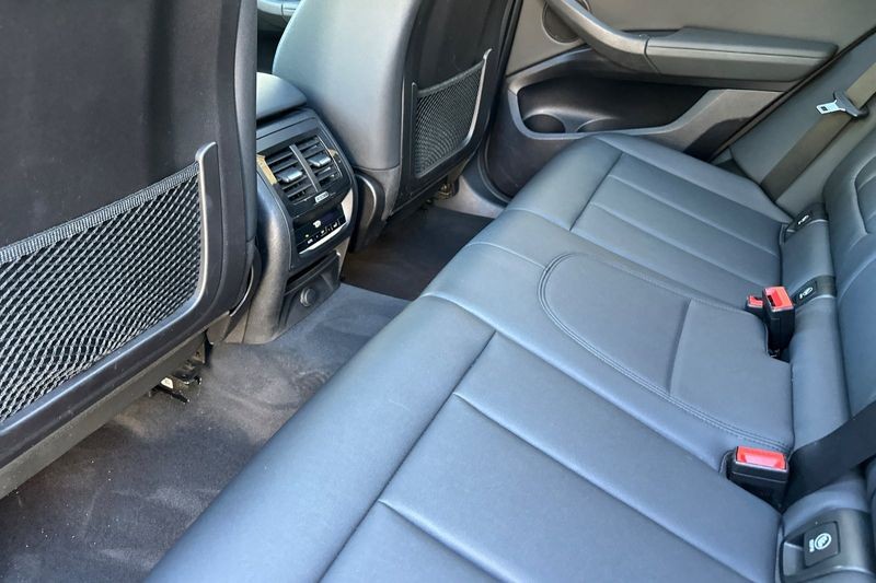 BMW X3 Vehicle Full-screen Gallery Image 12