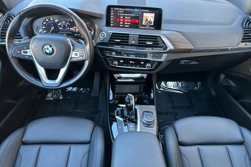 BMW X3 Vehicle Full-screen Gallery Image 13
