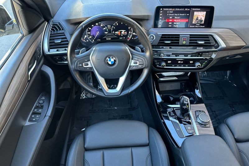 BMW X3 Vehicle Full-screen Gallery Image 14