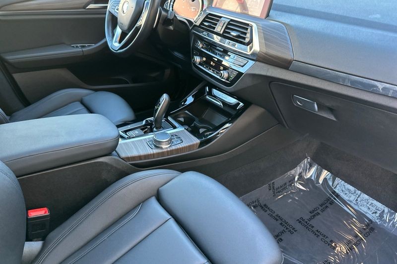 BMW X3 Vehicle Full-screen Gallery Image 16