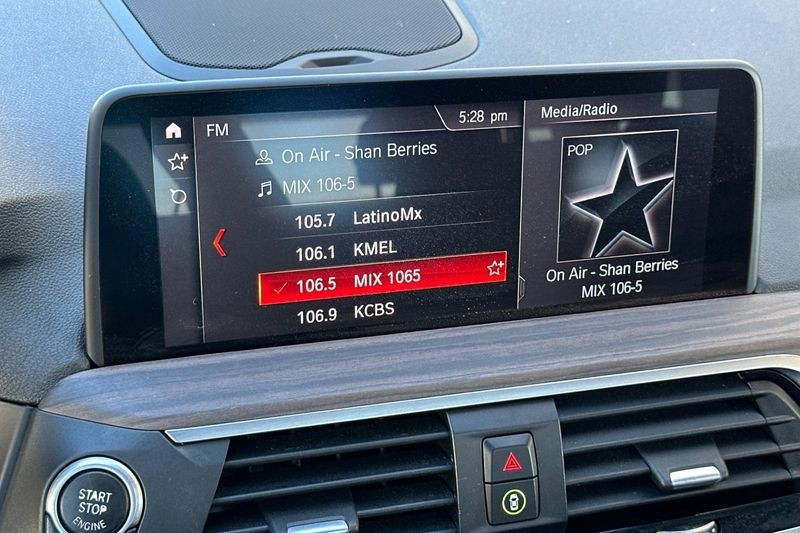 BMW X3 Vehicle Full-screen Gallery Image 18