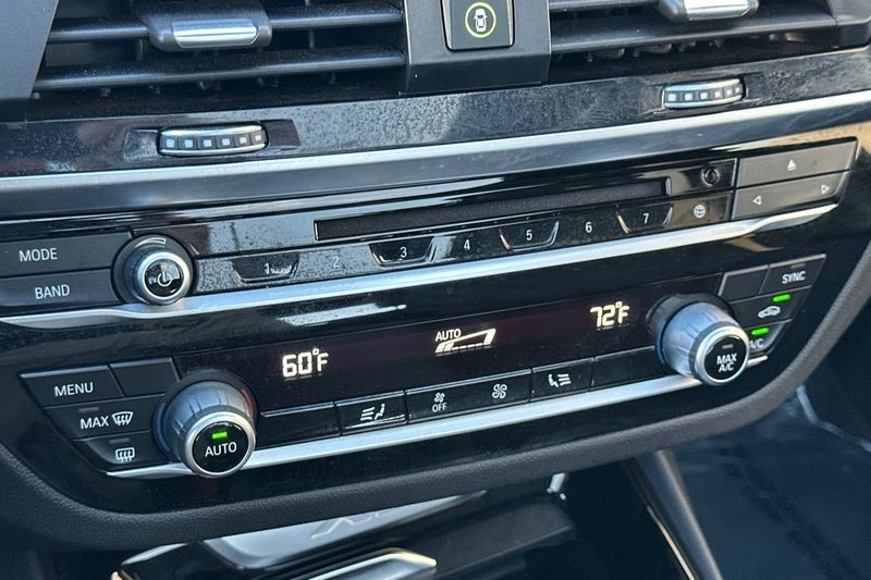 BMW X3 Vehicle Full-screen Gallery Image 20