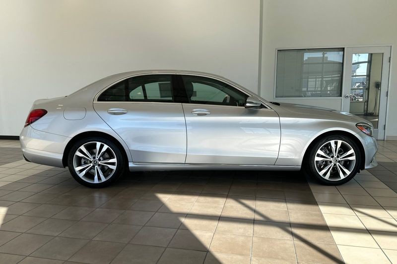Mercedes-Benz C-Class Vehicle Full-screen Gallery Image 03