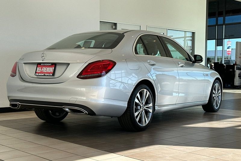 Mercedes-Benz C-Class Vehicle Full-screen Gallery Image 04