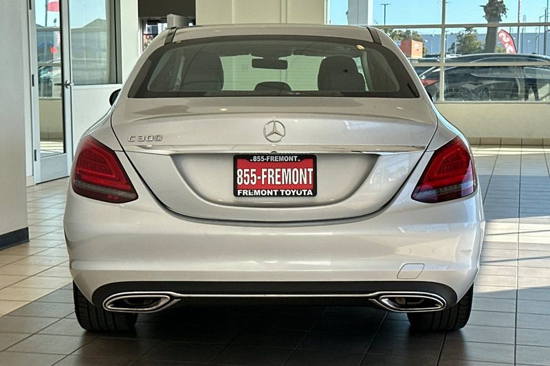 Mercedes-Benz C-Class Vehicle Full-screen Gallery Image 05