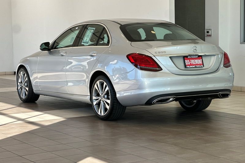 Mercedes-Benz C-Class Vehicle Full-screen Gallery Image 06
