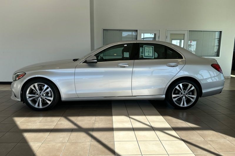 Mercedes-Benz C-Class Vehicle Full-screen Gallery Image 07