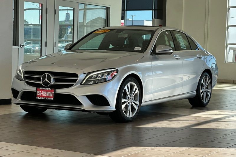 Mercedes-Benz C-Class Vehicle Full-screen Gallery Image 08
