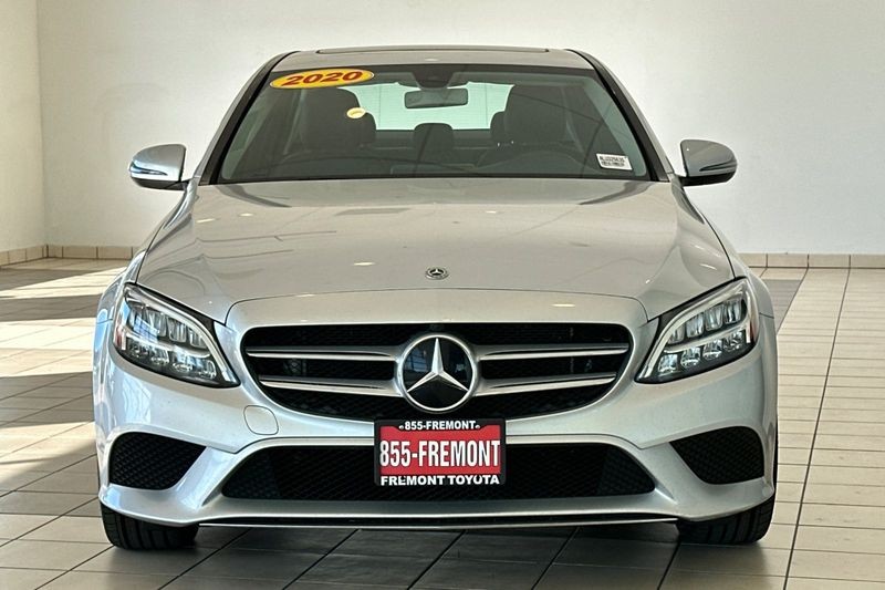 Mercedes-Benz C-Class Vehicle Full-screen Gallery Image 09