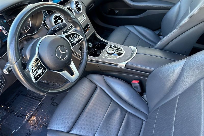 Mercedes-Benz C-Class Vehicle Full-screen Gallery Image 10