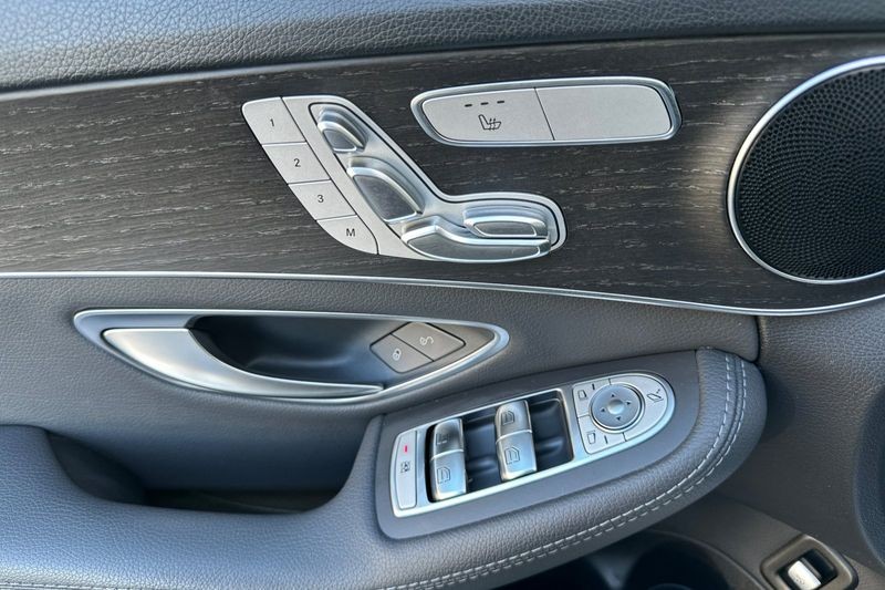 Mercedes-Benz C-Class Vehicle Full-screen Gallery Image 11