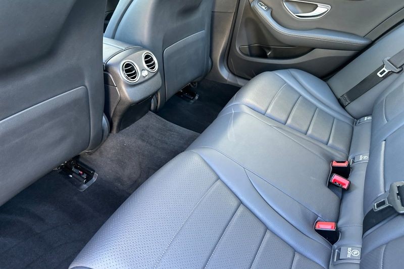 Mercedes-Benz C-Class Vehicle Full-screen Gallery Image 12