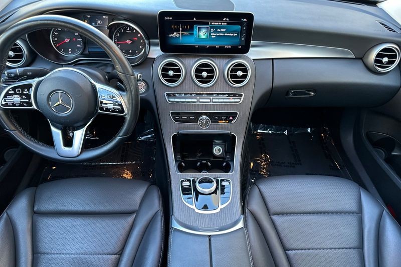 Mercedes-Benz C-Class Vehicle Full-screen Gallery Image 13