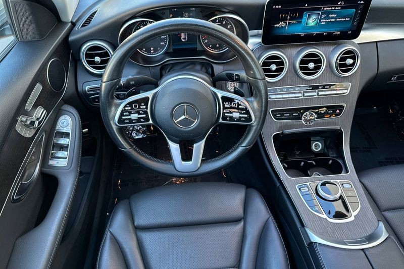 Mercedes-Benz C-Class Vehicle Full-screen Gallery Image 14