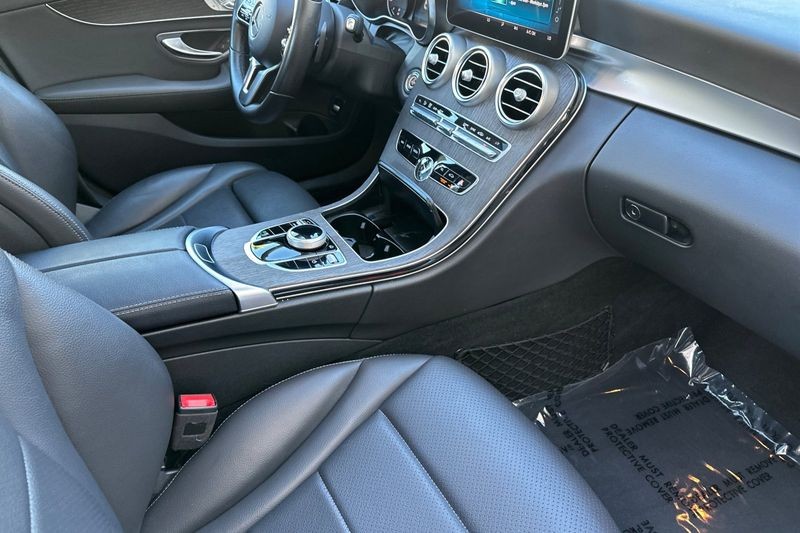Mercedes-Benz C-Class Vehicle Full-screen Gallery Image 15