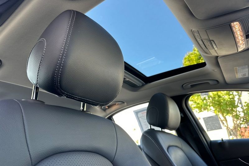 Mercedes-Benz C-Class Vehicle Full-screen Gallery Image 16