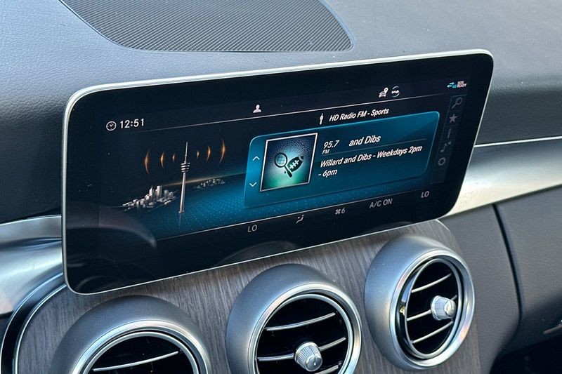 Mercedes-Benz C-Class Vehicle Full-screen Gallery Image 17