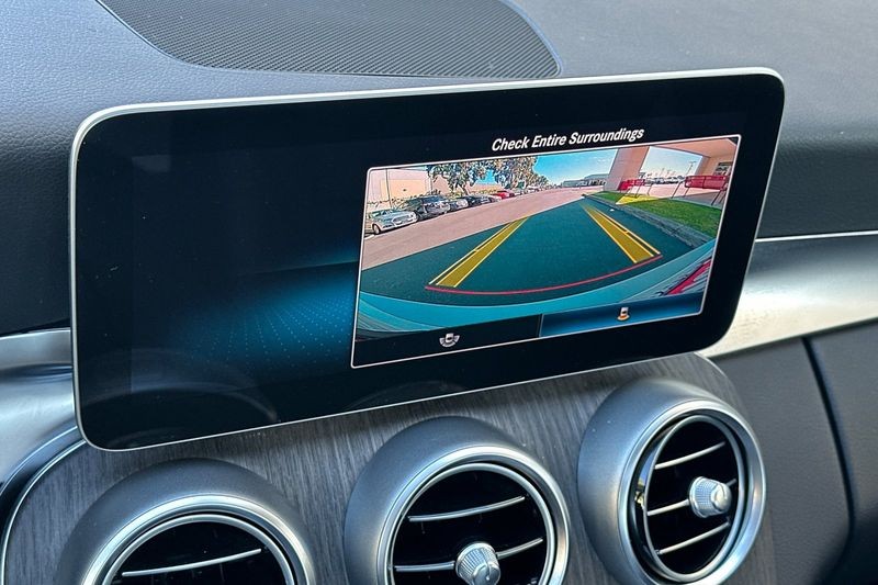 Mercedes-Benz C-Class Vehicle Full-screen Gallery Image 18
