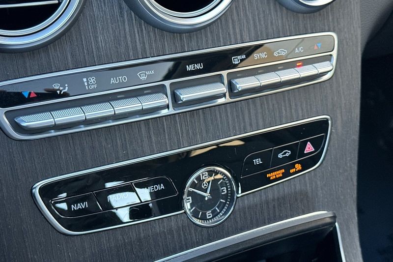 Mercedes-Benz C-Class Vehicle Full-screen Gallery Image 19