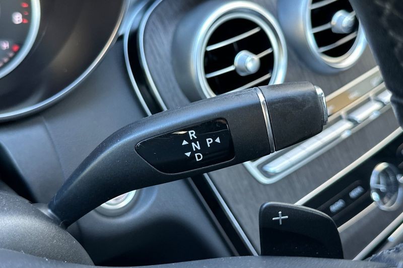 Mercedes-Benz C-Class Vehicle Full-screen Gallery Image 20
