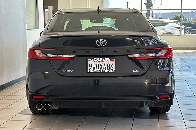 Toyota Camry Vehicle Full-screen Gallery Image 05