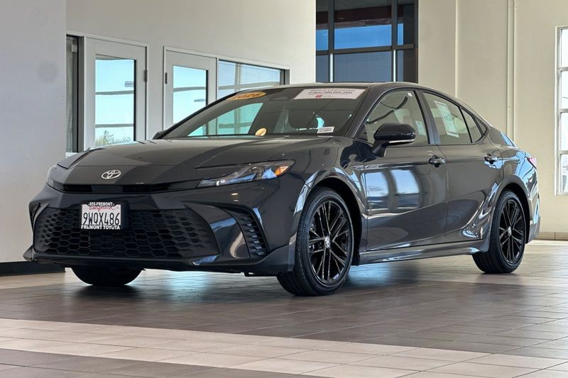 Toyota Camry Vehicle Full-screen Gallery Image 08