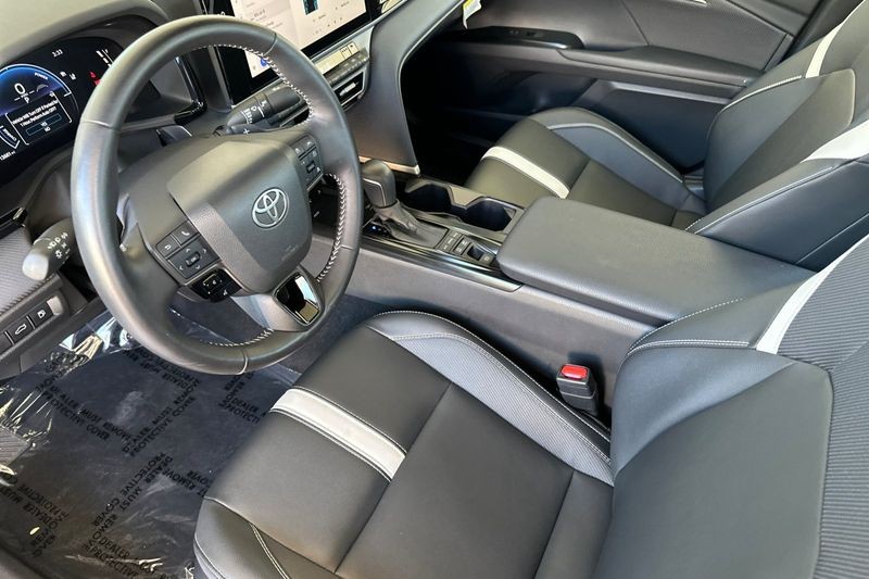 Toyota Camry Vehicle Full-screen Gallery Image 10