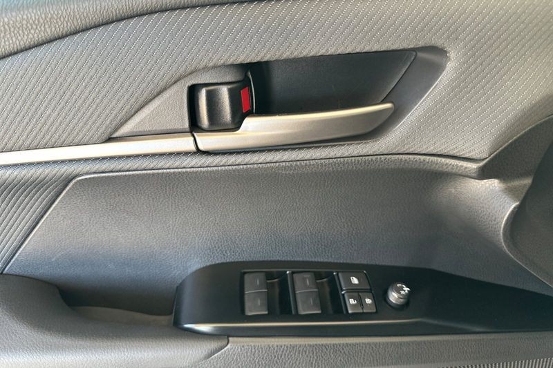 Toyota Camry Vehicle Full-screen Gallery Image 11