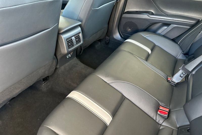 Toyota Camry Vehicle Full-screen Gallery Image 12